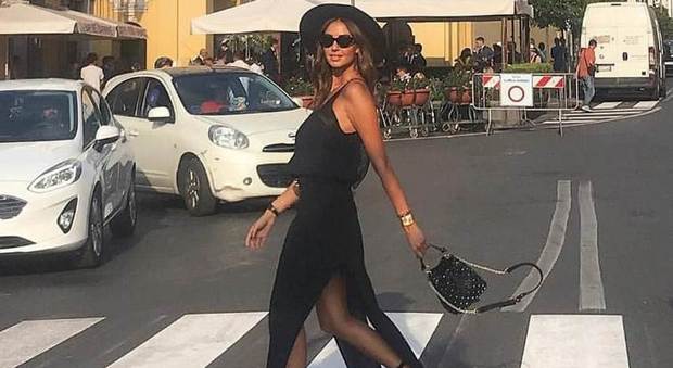 Vacanza a Sorrento e sexy défilé in piazza Tasso per Carol Hannoun