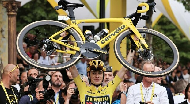 Meeus vince l'ultima tappa, ma a Parigi festeggia Vingegaard: il danese conquista il secondo Tour de France consecutivo