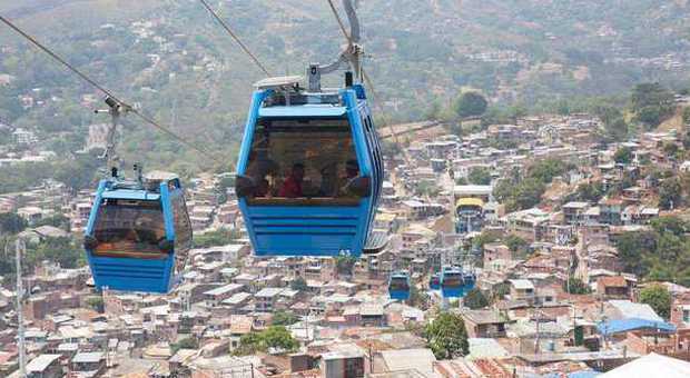 Colombia, una funivia sopra le favelas: il futuro del trasporto è "sospeso"