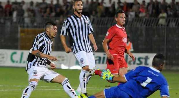 Ascoli vince 0-2 a Reggio Emilia ed è solo in testa