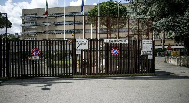 Allarme bomba vicino al tribunale di Roma, artificieri intervengono per un furgone sospetto