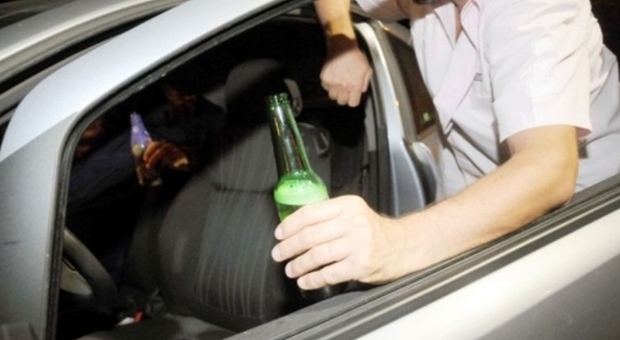 Dopo la disco: finestrino spaccato e un ubriaco che dorme nell'auto