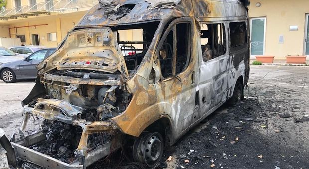 Croce Rossa, bruciata un'ambulanza. Il presidente nazionale: «Gesto infame, non ci fermeranno»