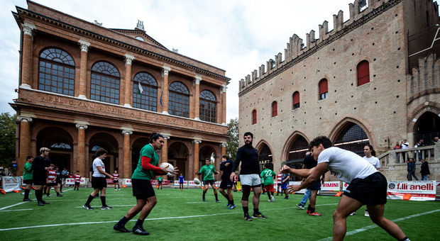 Rimini, da Italia in miniatura al rugby in miniatura: Rambaldi porta mete e placcaggi nella piazza medievale