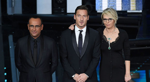 Sanremo, Totti presentatore sbaglia il nome dell'autore e scherza su Ilary