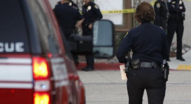 Punta pistola ad aria compressa contro la polizia: 15enne ucciso