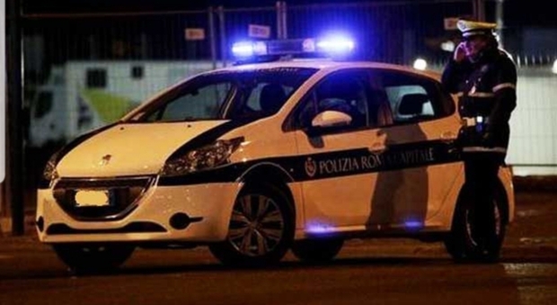 Incidente a Napoli, scooter contro auto nella notte: muore papà di 36 anni
