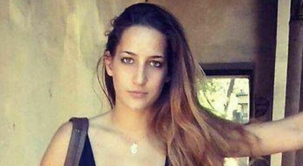 Elena Aubry, morta per un incidente in moto sulla Ostiense: in 7 a processo per le buche stradali. La mamma: strazio infinito