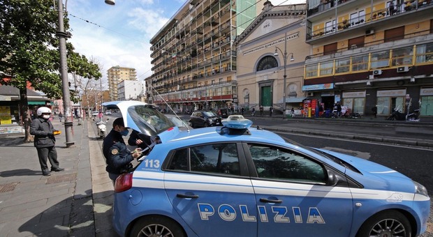 Napoli, arrestato con mazze da baseball e droga in auto