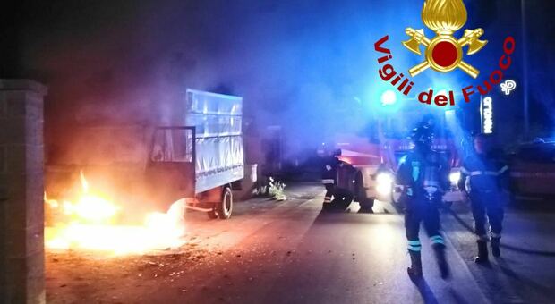 Incendio autocarro nella notte: non si esclude il dolo. E a Cavallino auto in fiamme