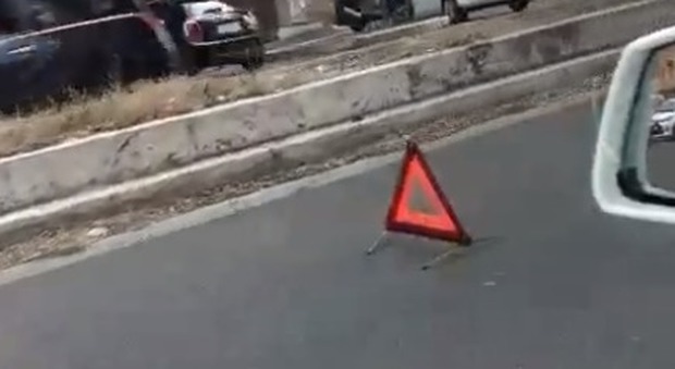 Resta in panne e mette il triangolo di pericolo davanti all'auto: l'ironia dell'automobilista che filma la scena VIDEO
