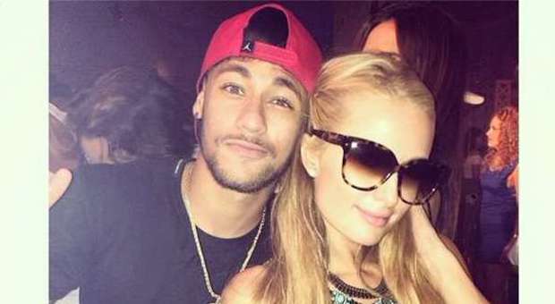 Neymar selfie con Paris Hilton: a Ibiza tra spiaggia e serate in discoteca