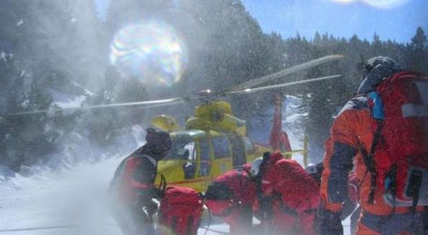 Cade in pista con gli sci, si rialza e viene travolta da uno sciatore: turista di 44 anni muore a Pramollo