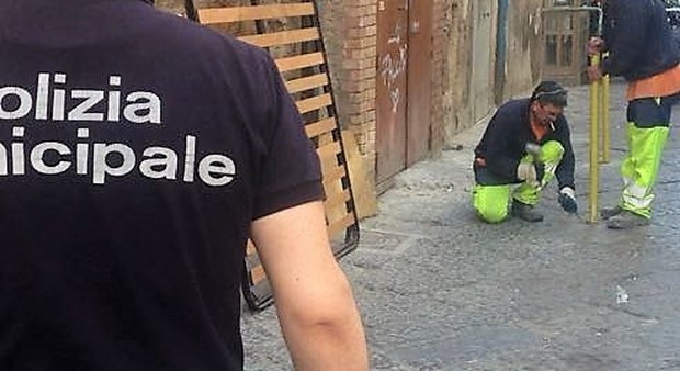 Napoli, guerra ai paletti abusivi: 75 rimozioni in centro città