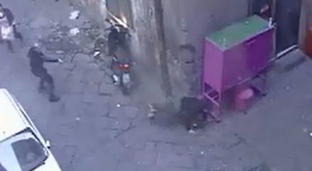 Orrore Napoli, così la camorra uccide davanti a tutti: killer tra donne e studenti nel video choc