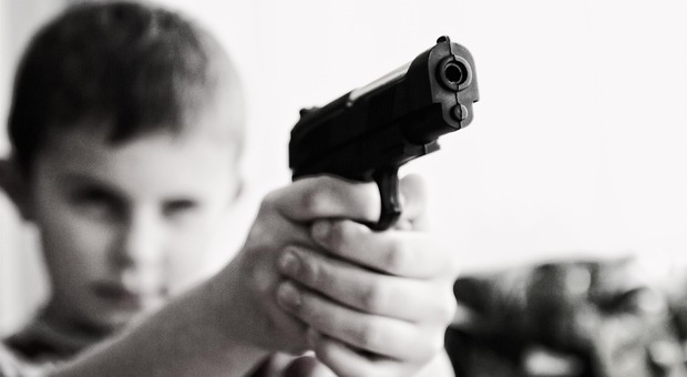 Tragedia in Texas, bambino di tre anni prende la pistola e si ammazza durante la sua festa di compleanno