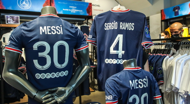 Messi mania, le magliette del PSG vanno sold out in 24 ore e «pagano» un anno di stipendio al fenomeno argentino