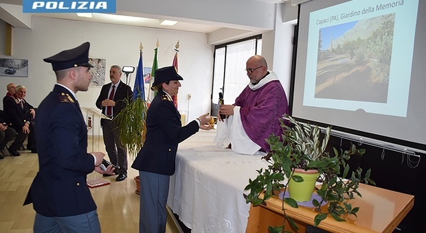 La polizia dona alle diocesi di Rieti e Poggio Mirteto l'olio del “Giardino della memoria di Capaci”