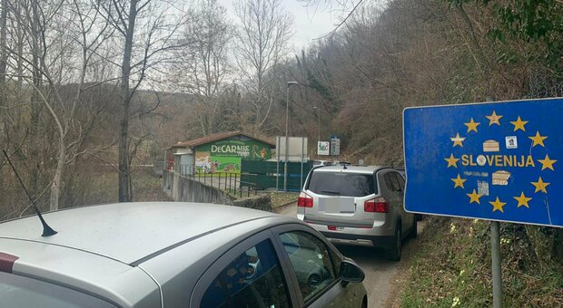 Benzina sempre più cara, fuga di massa in Slovenia: code ai valichi per il primo distributore utile