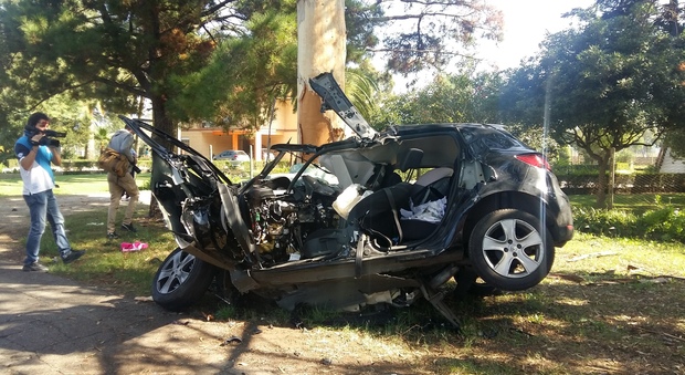 Latina, tragico incidente: auto contro un albero, muore trentenne