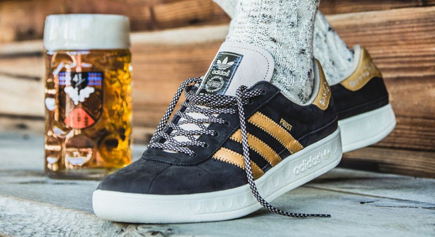 Oktoberfest, Adidas lancia le scarpe speciali: resistono a birra e vomito