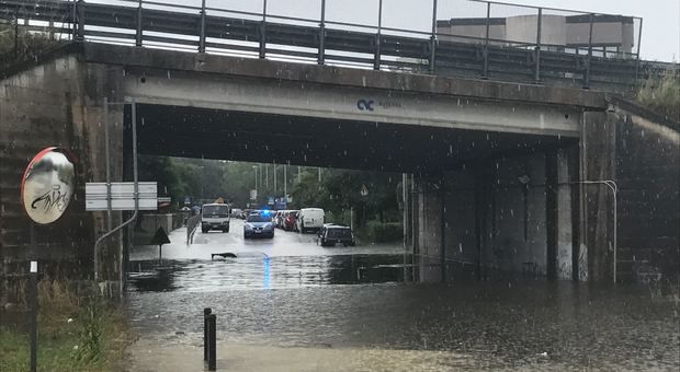 Emergenza maltempo, temporali e grandine allagamenti in città e traffico in tilt