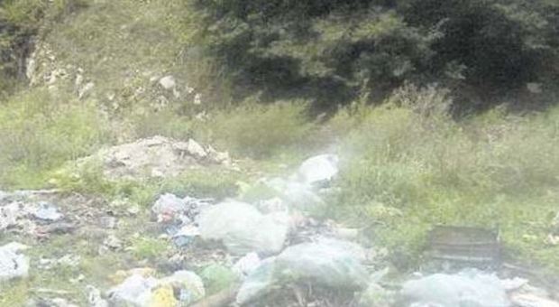 I nuovi barbari della domenica: rifiuti nell'area del picnic sul Serino