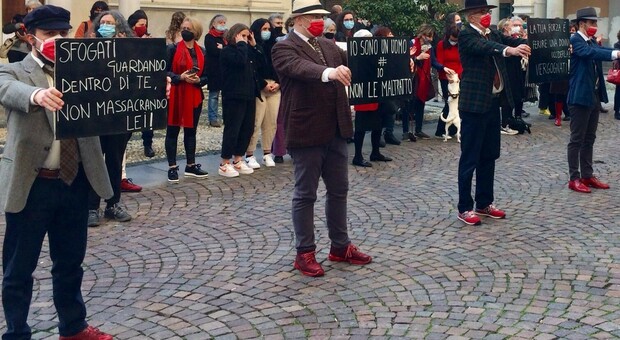 Da Biella in venti città «Uomini in scarpe rosse» per dire no alla violenza contro le donne