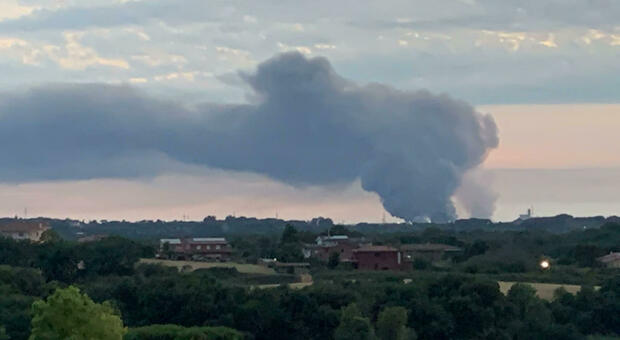Roma, incendio alla discarica di Malagrotta, la nube si sposta verso Fiumicino. I residenti: «Disastro annunciato». Scuole chiuse entro 6 km