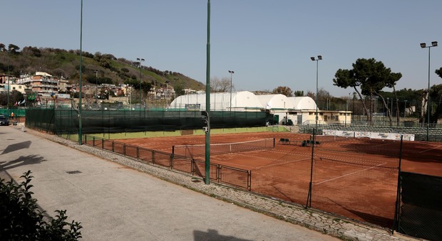 Il centro sportivo a Fuorigrotta è del Comune ma i 50mila euro per l’affitto li intasca la Federazione tennis