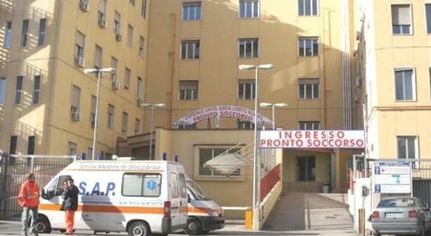 Napoli, ventunenne finisce in ospedale: «Accoltellato durante una lite»