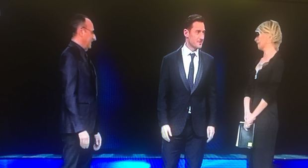 Sanremo, Totti fa il presentatore autoironico e scherza su Ilary: "Mi pare che una volta sia stata qui anche lei"