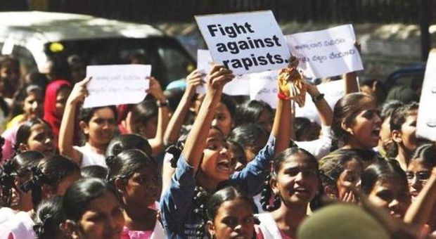 Una protesta in India contro gli stupri