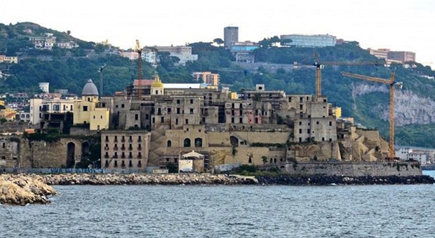 Pozzuoli, vietata la balneazione dal Rione Terra e sul lungomare di via Napoli dopo le analisi dell'Arpac