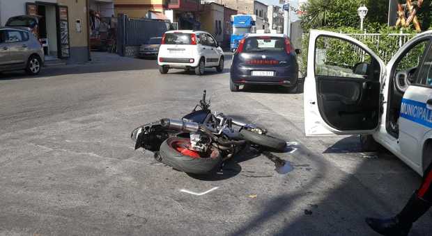 Schianto ad Angri, auto contro moto: militare finisce in ospedale