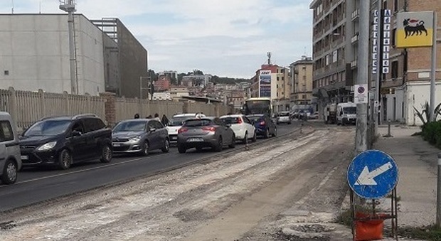 Grattano il vecchio asfalto e non creano passerelle, fuga di gas e caos sulla Flaminia