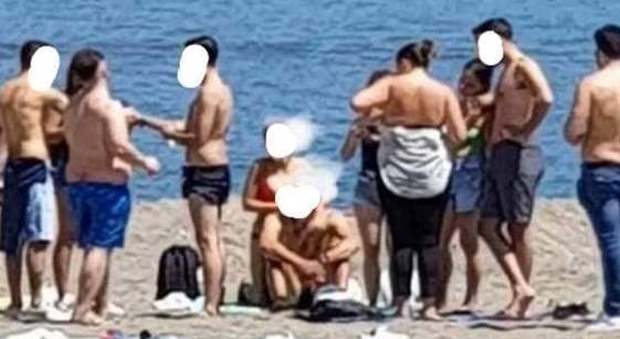 Estate 2020, assembramenti selvaggi in spiaggia a Bacoli e il sindaco tuona: «Vi sentite imbattibili, ma potreste portare a casa il virus»