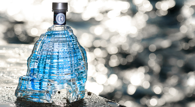 Caprisius: il gin ai sapori di Capri realizza una bottiglia-gioiello a forma di faraglione