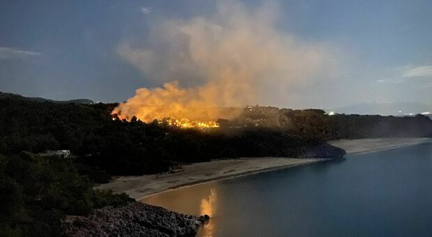 Incendio a Camerota, le fiamme minacciano un villaggio turistico