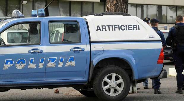 Milano, due granate trovate durante i lavori in un appartamento: intervengono gli artificieri