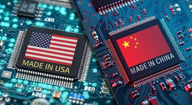 Guerra dei chip fra Usa e Cina: dalle manovre navali ai 20 miliardi di dollari che Biden darà al colosso Intel