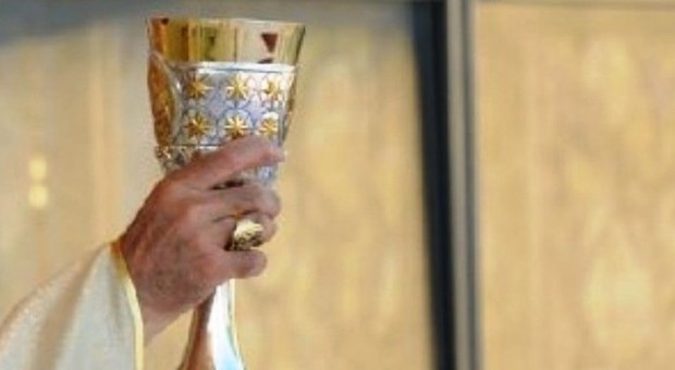 L'appello del parroco ai fedeli: "Donate alla chiesa l’argento usato"