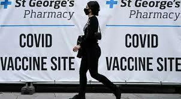 Covid, Gran Bretagna verso 80% di over 16 vaccinati. I casi tornano a calare