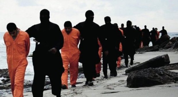 Nuovo video dell'Isis con decine di decapitazioni in Libia: «Siamo a sud di Roma...»