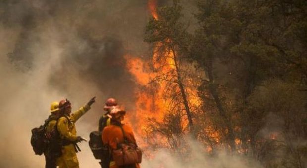 California in fiamme, 12mila evacuati e seimila case a rischio