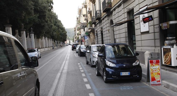 Napoli, blitz contro parcheggiatori abusivi e sversamento illegale di rifiuti: elevati 298 verbali