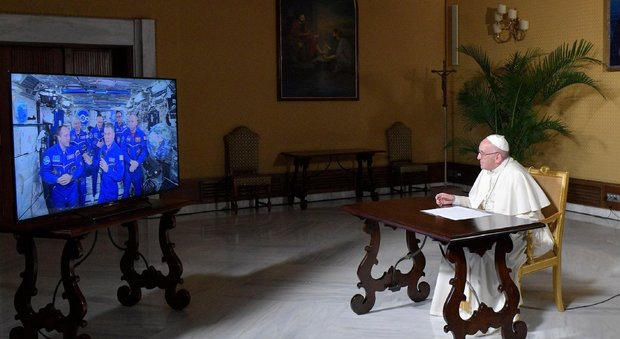 Papa Francesco in diretta con Paolo Nespoli e gli astronauti della stazione spaziale: «Sembrate una piccola Onu»
