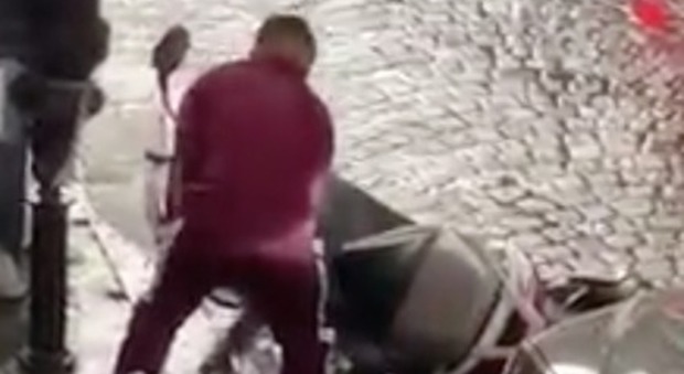 Napoli, la settimana nera di Insigne: fa cadere lo scooter nella manovra
