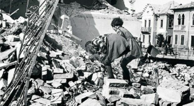 Mestre bombardata: l'anniversario del 1944. Le sirene e la fuga nei pochi rifigi e nelle chiese: la città venne devastata
