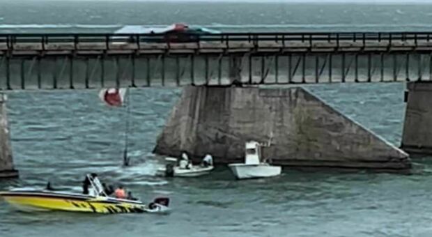 Mamma e figli sul paracadute ascensionale si schiantano su un ponte: lei muore sul colpo